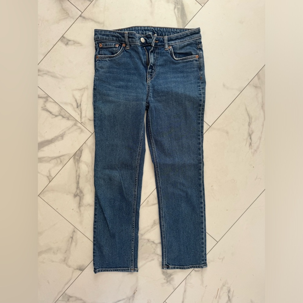 Dark blue straight leg jeans arrives to the ankle size 25